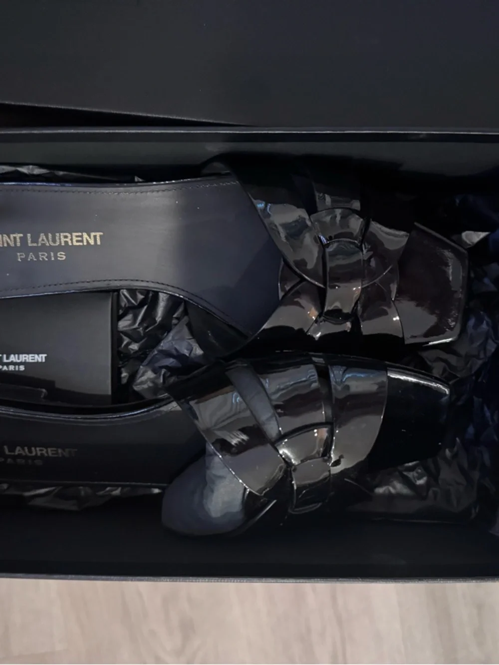 SAINT LAURENT
Tribute Nu Pieds Patent Leather Flat Sandals - Picture 5 of 13